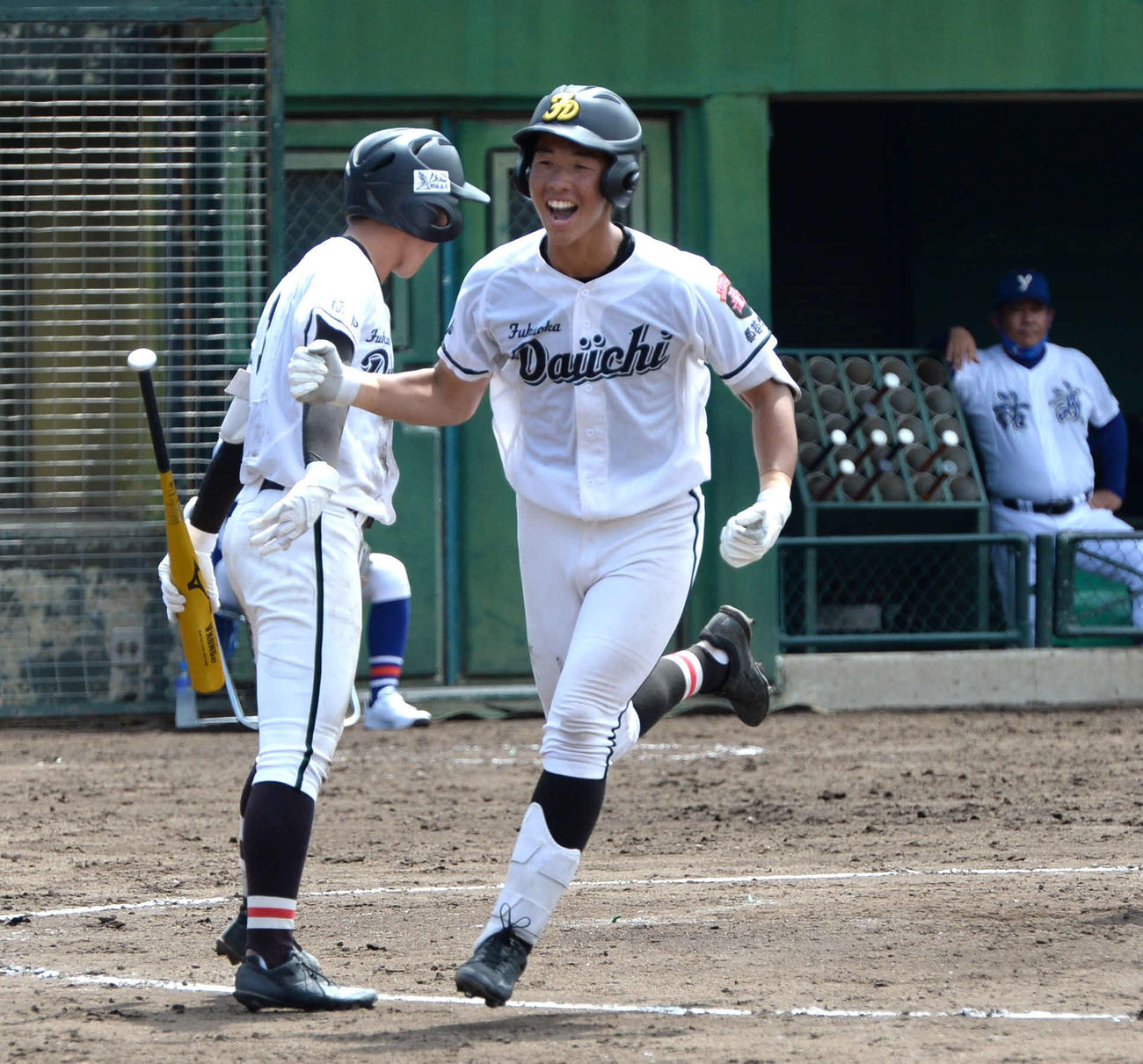 福岡第一対祐誠　4回に先制2ランを放ち、笑顔を見せる福岡第一・末永（撮影・只松憲）