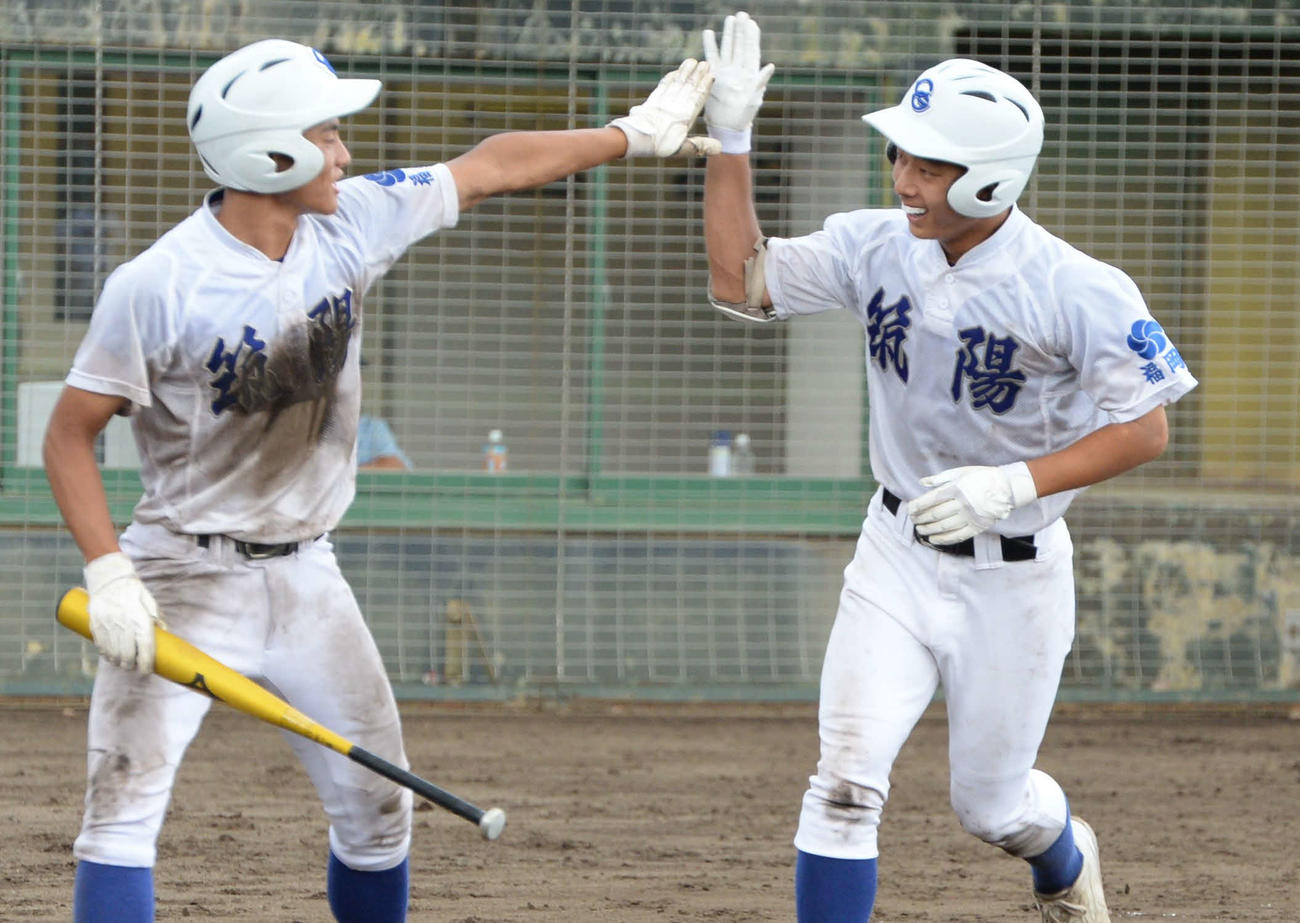 香椎工戦の4回、筑陽学園・矢野（右）は2点本塁打を放ちハイタッチ（撮影・只松憲）