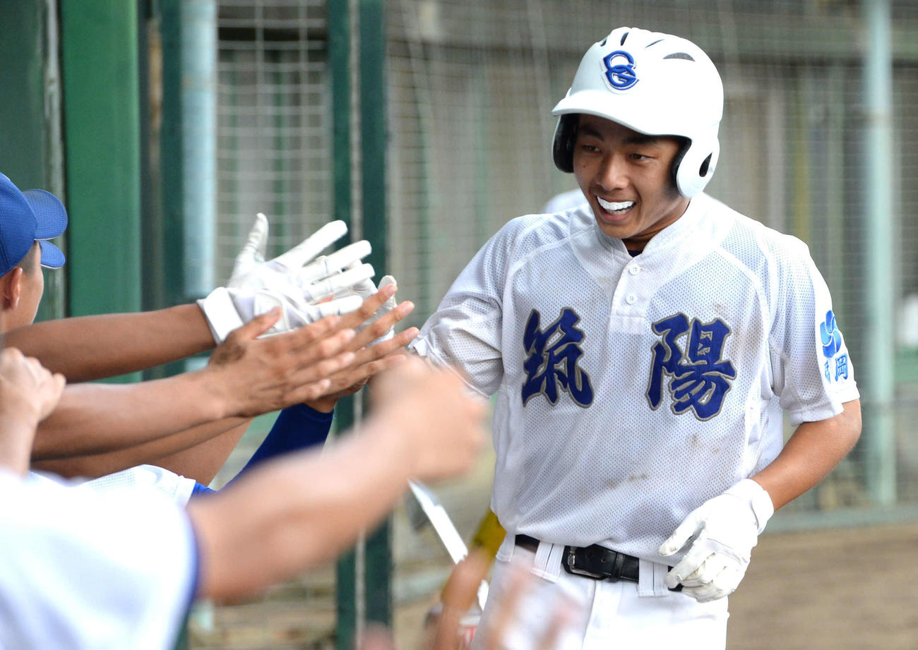 筑陽学園対香椎工　4回に2点本塁打を放ち、ナインとハイタッチを交わす筑陽学園・矢野（撮影・只松憲）