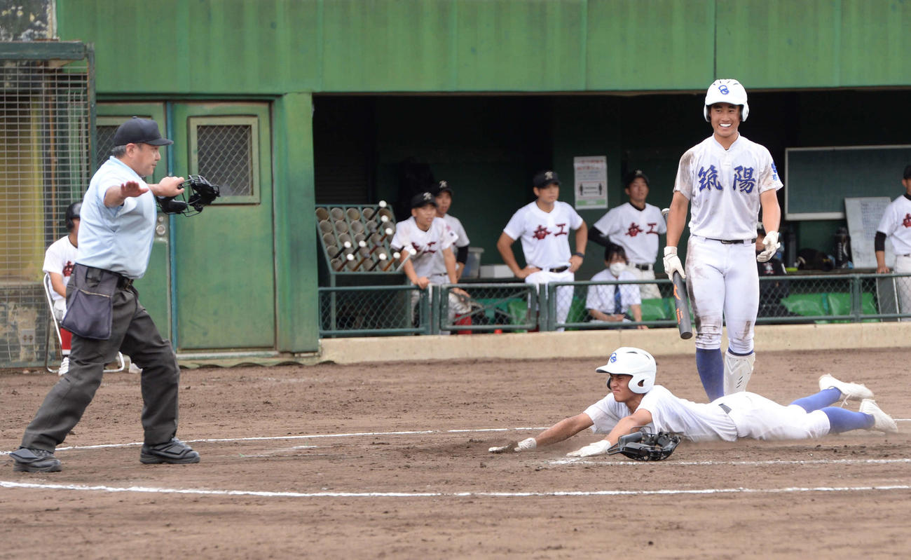 香椎工戦の3回、筑陽学園・網治は重盗を成功させて生還する（撮影・只松憲）