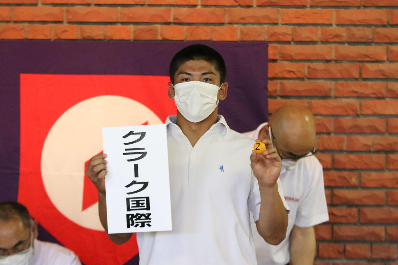 抽選に臨むクラーク・白取主将（撮影・山崎純一）