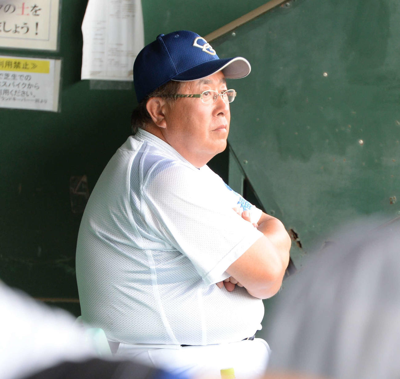 筑陽学園対香椎工　ベンチで試合を見つめる筑陽学園・江口監督（撮影・只松憲）