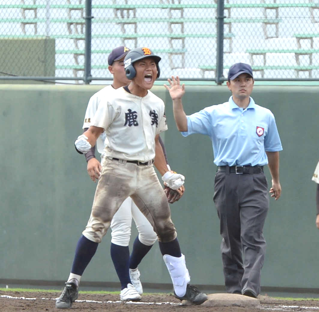 延長11回に勝ち越しの右前適時打を放ち、雄たけびを上げる鹿児島実・浜崎（撮影・只松憲）
