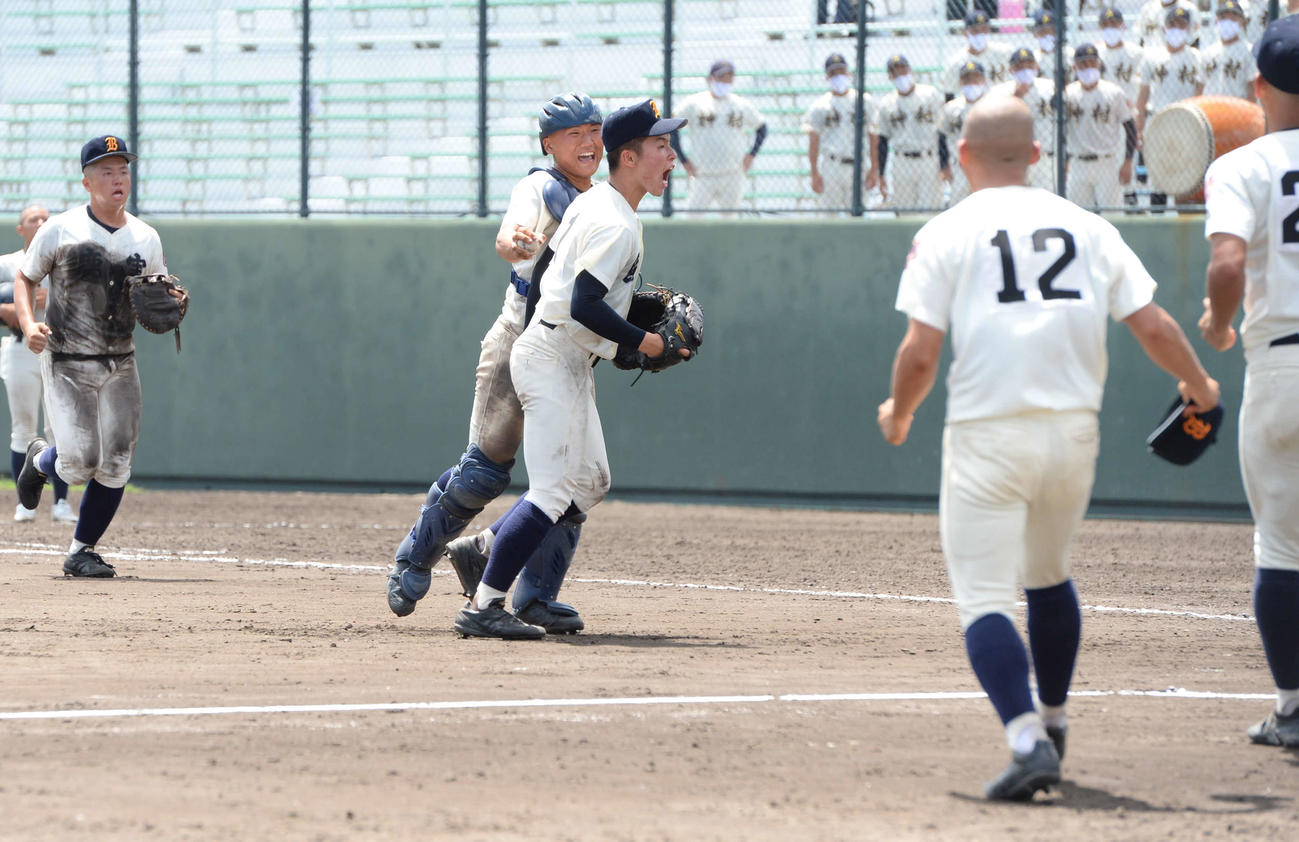 神村学園に勝利し、歓喜する鹿児島実ナイン（撮影・只松憲）