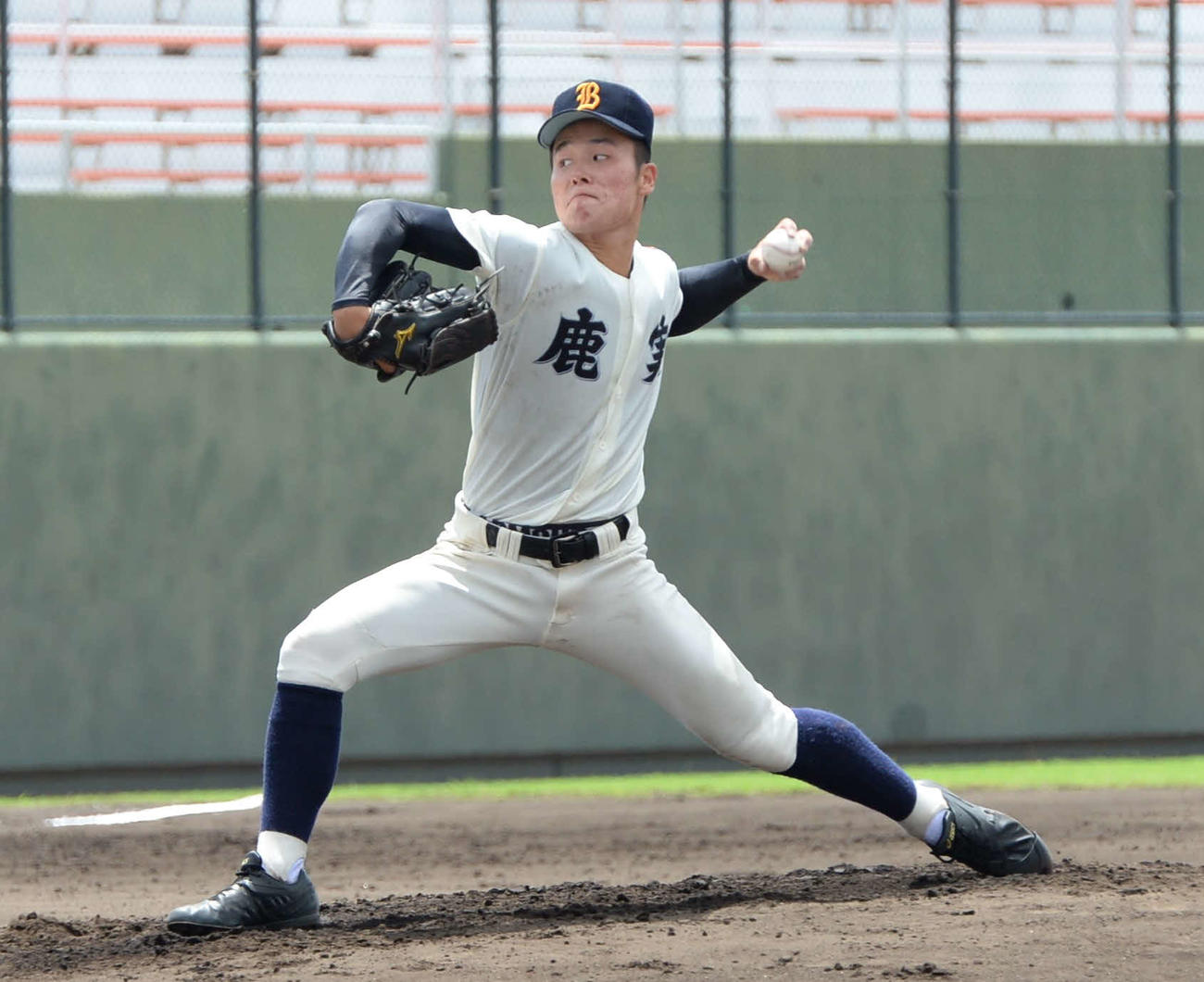 神村学園戦に先発する鹿児島実・赤崎（撮影・只松憲）