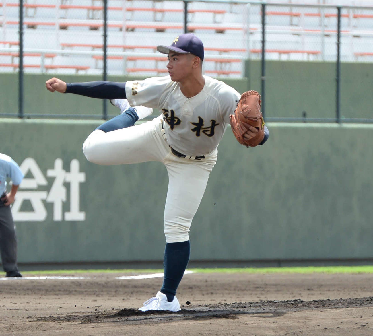 鹿児島実戦に先発する神村学園・朝吹（撮影・只松憲）