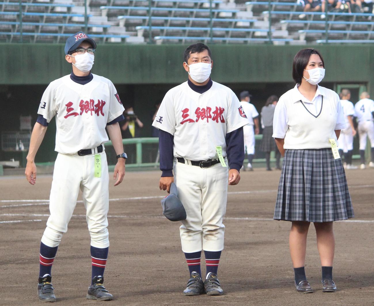 草加西－三郷北　試合後、スタンドにあいさつをする三郷北・大熊監督（左端）（撮影・保坂恭子）