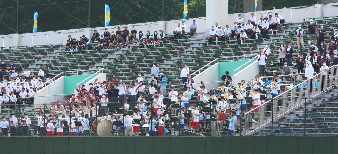 草加西－三郷北　ブラスバンドが駆けつけた三郷北のスタンド（撮影・保坂恭子）