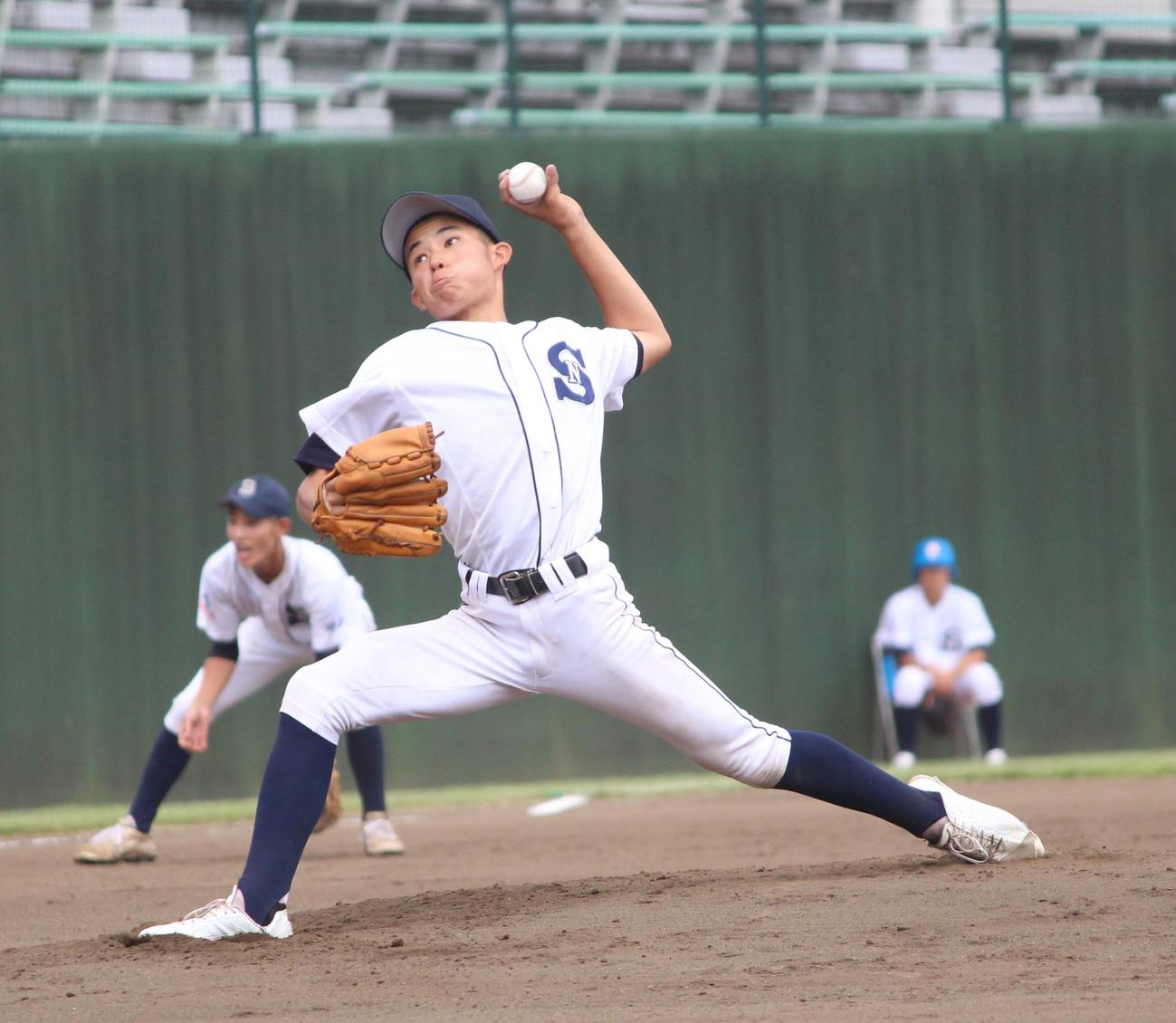 三郷北戦に先発し力投する草加西・伊藤（撮影・保坂恭子）