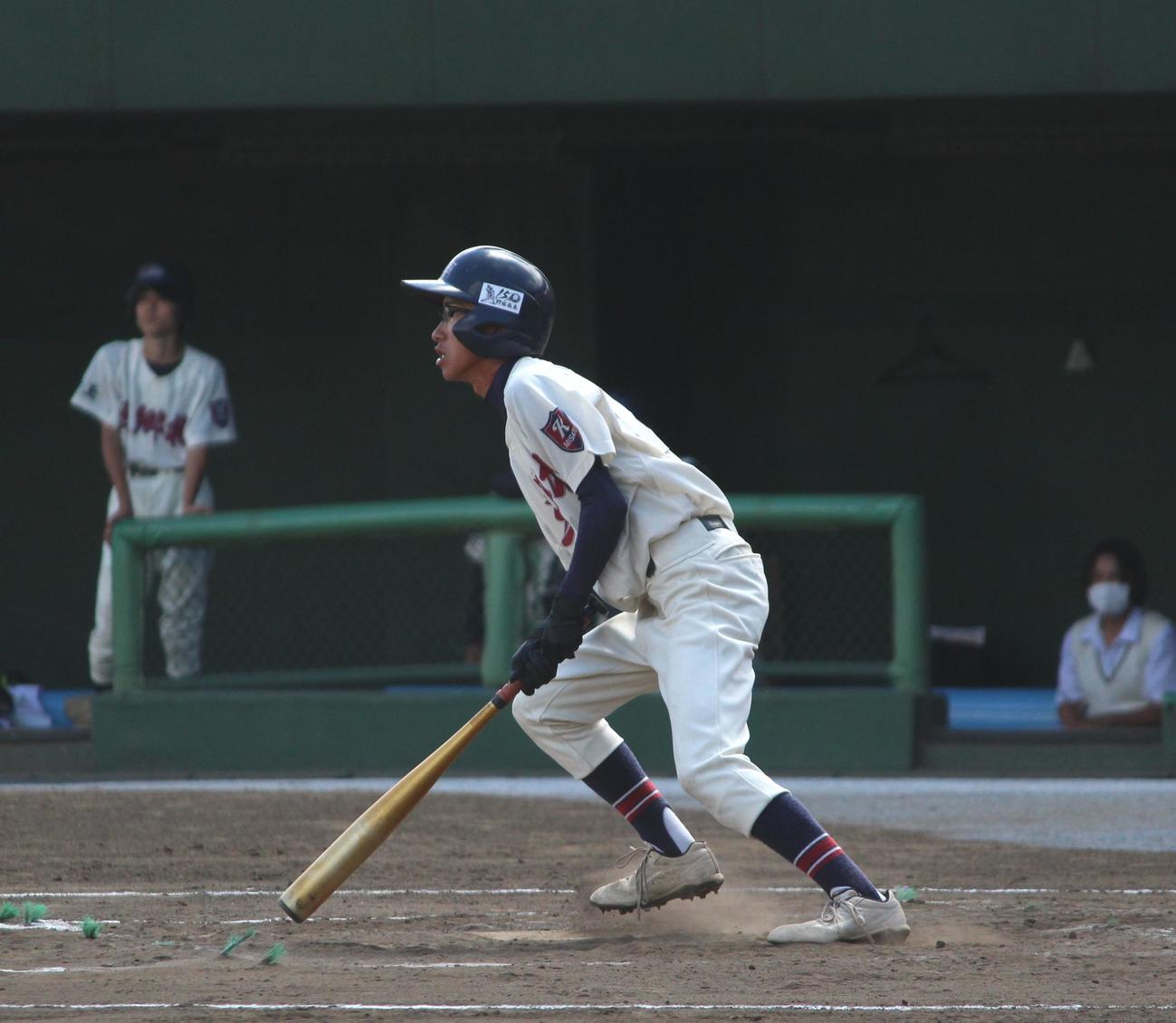 草加西－三郷北　2回裏三郷北2死満塁で適時打を放った佐藤（撮影・保坂恭子）