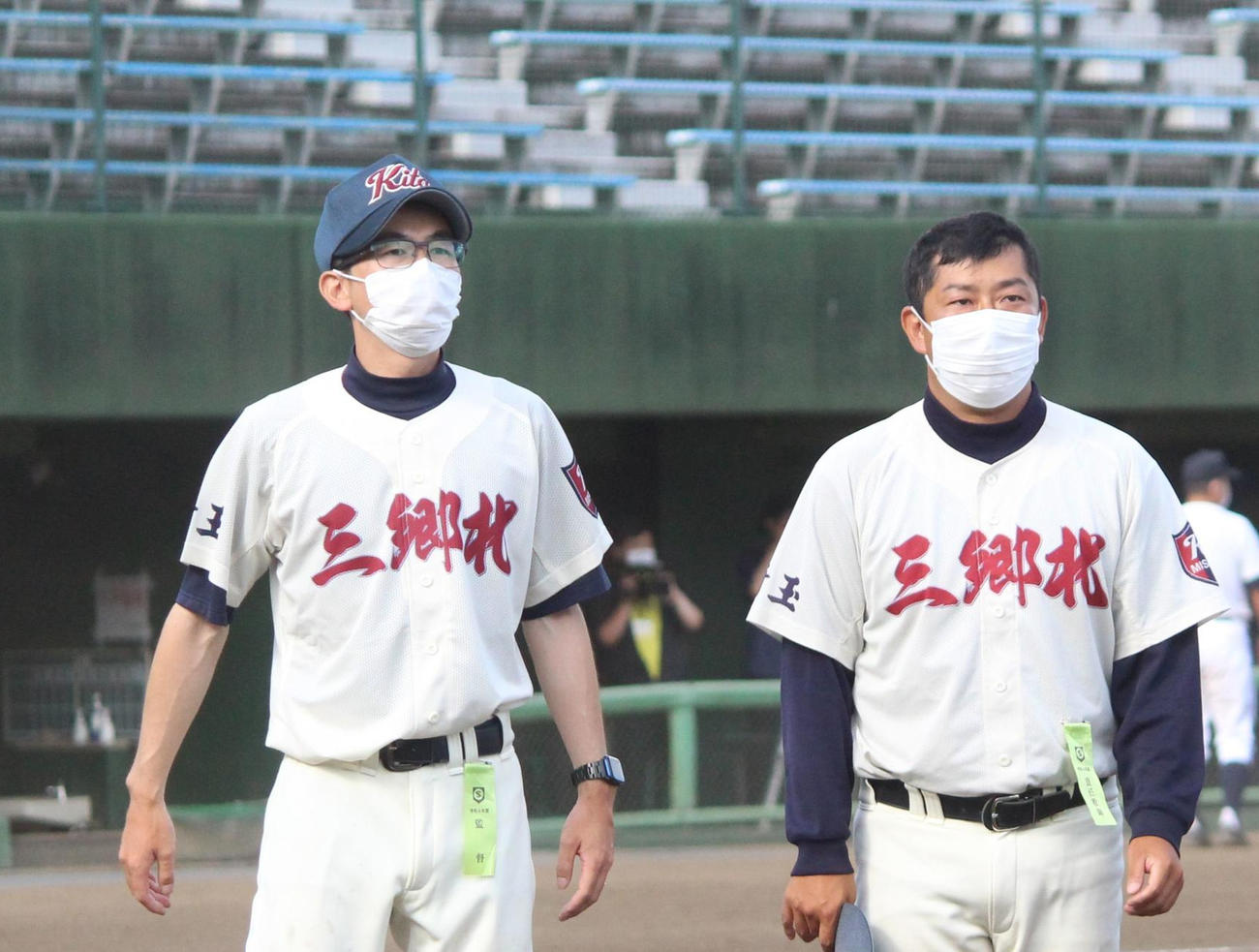 試合後、スタンドにあいさつをする三郷北・大熊監督（左）（撮影・保坂恭子）
