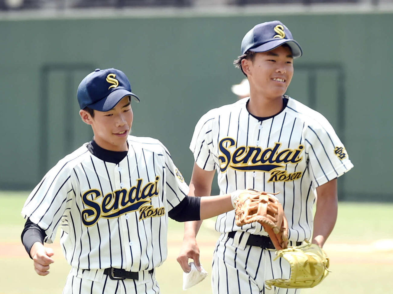 2回、三振でピンチを切り抜け笑顔を見せる仙台高専名取・村木（右）