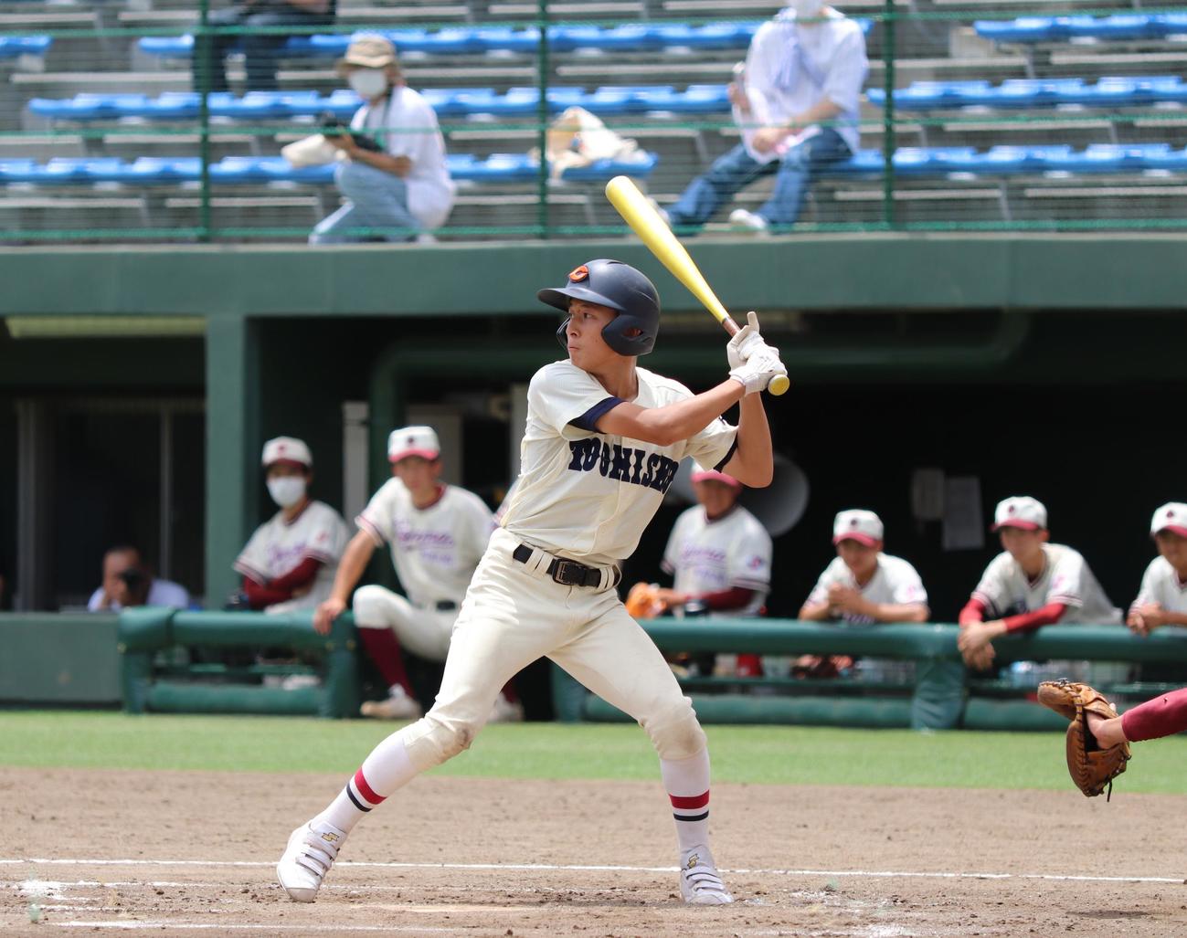 8回、同点三塁打を放った栃木商・見目（撮影・星夏穂）