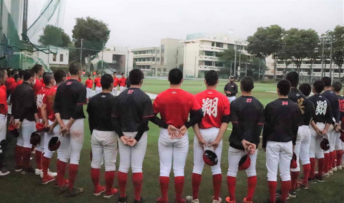 練習後にミーティングを行う国学院久我山の選手たち（撮影・藤塚大輔）