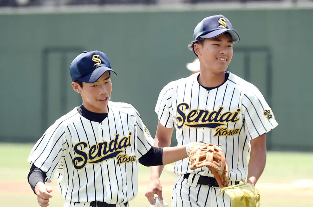 2回、ピンチを切り抜け笑顔を見せる仙台高専名取・村木（右）