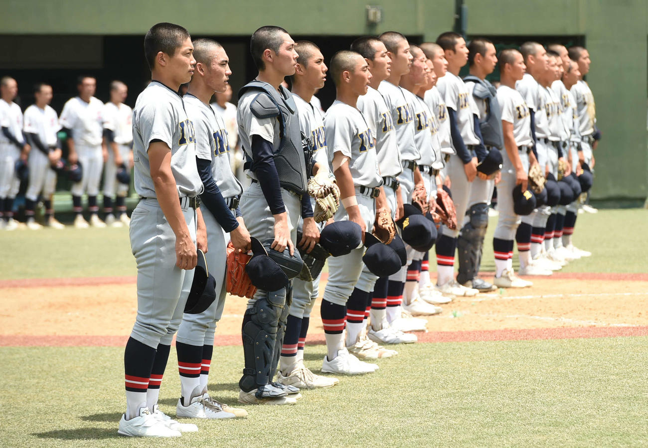 初戦を突破し校歌を聴く仙台育英
