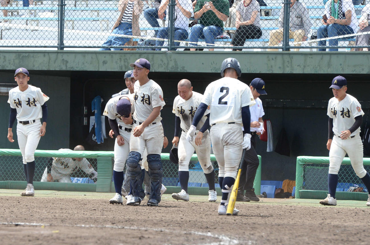 鹿児島実に敗れ、泣き崩れる神村学園ナイン　（撮影・只松憲）