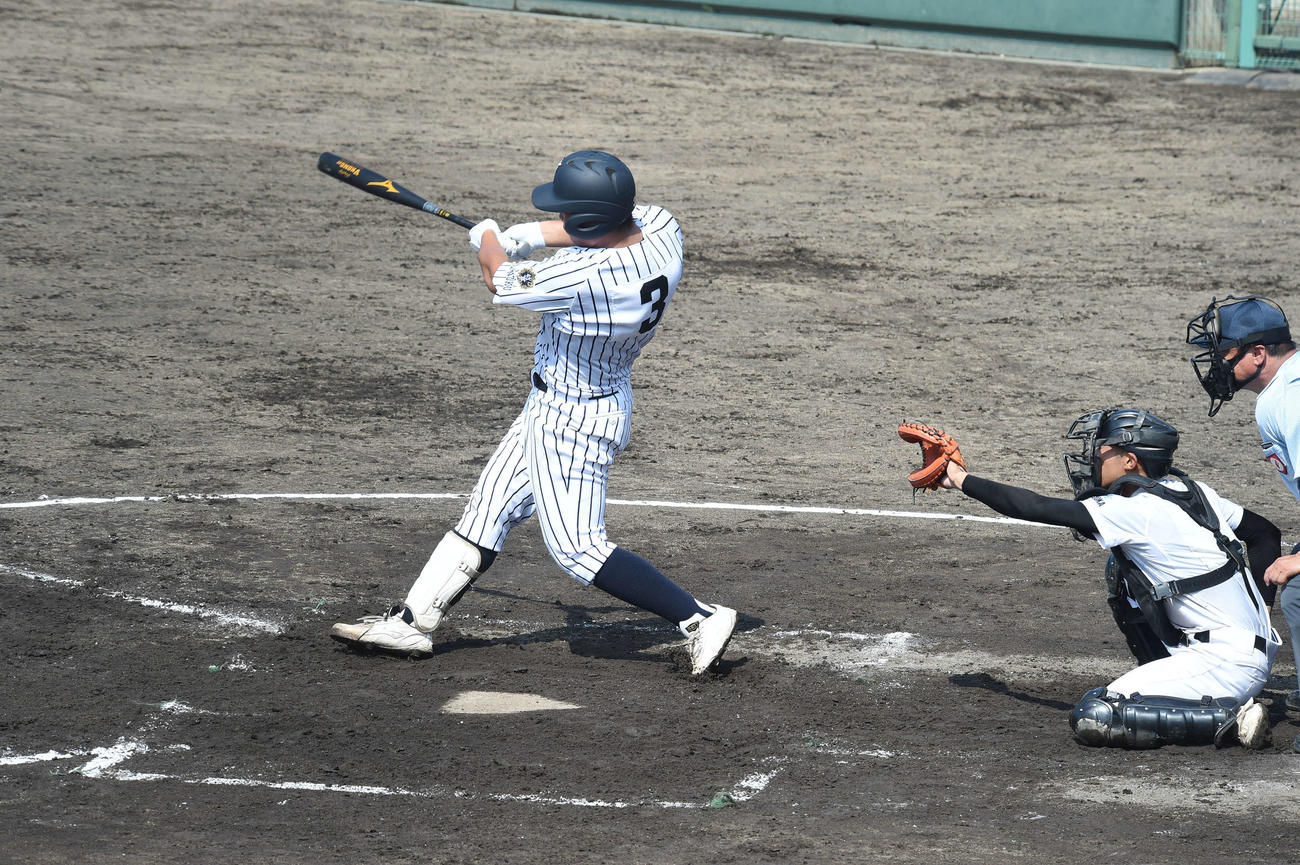 3回2死から右翼へ特大の1発を放つ九州国際大付・佐倉侠史朗内野手（2年）