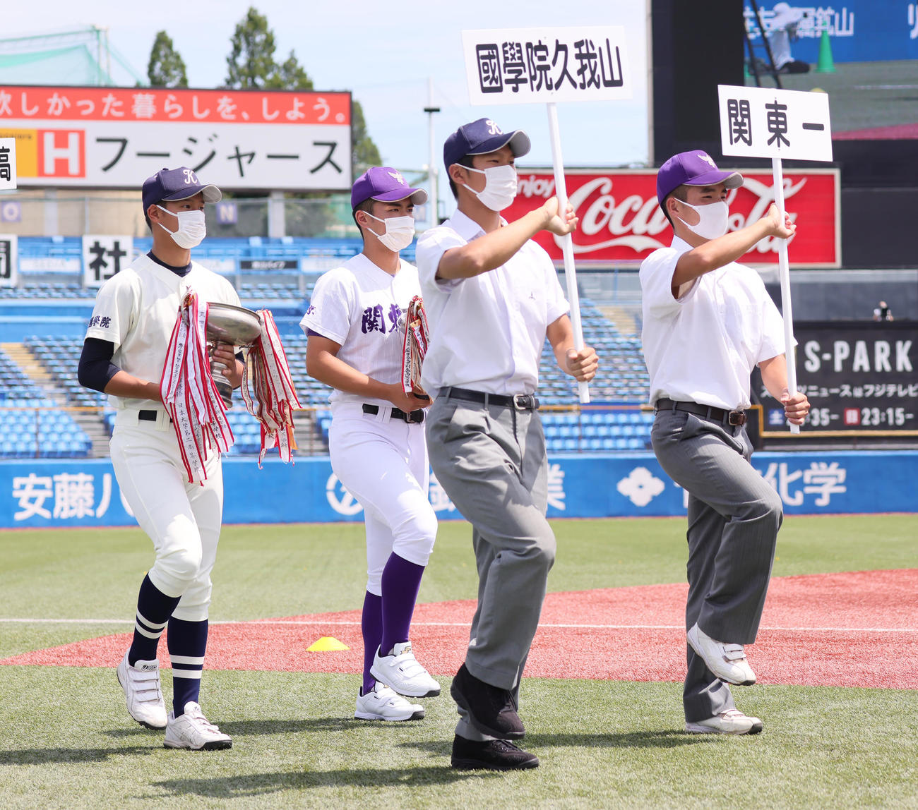 開会式で入場行進する、左から国学院久我山の上田（左端）、関東第一の秋葉（撮影・足立雅史）