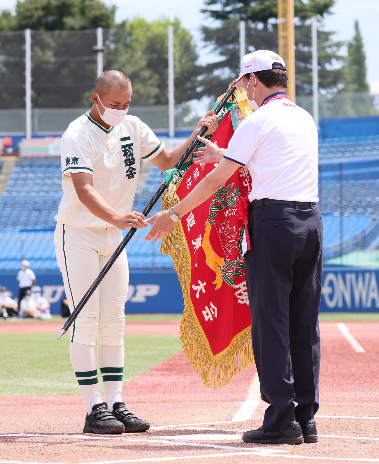 開会式で優勝旗を返還する二松学舎大付・小林（撮影・足立雅史）