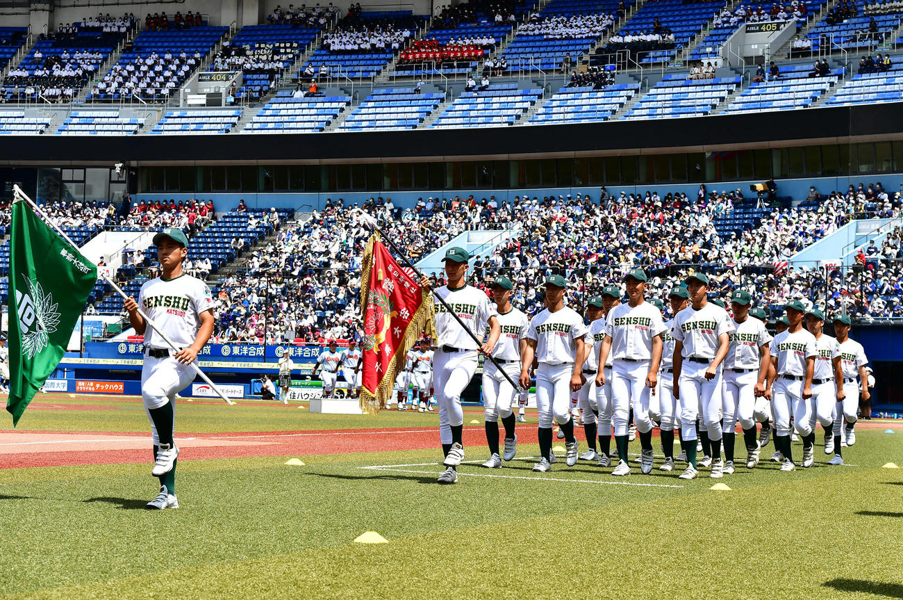 全国高校野球選手権大会千葉県大会の開会式が有観客で行われ、先頭で入場行進する前年優勝校の専大松戸ナイン（撮影・小沢裕）