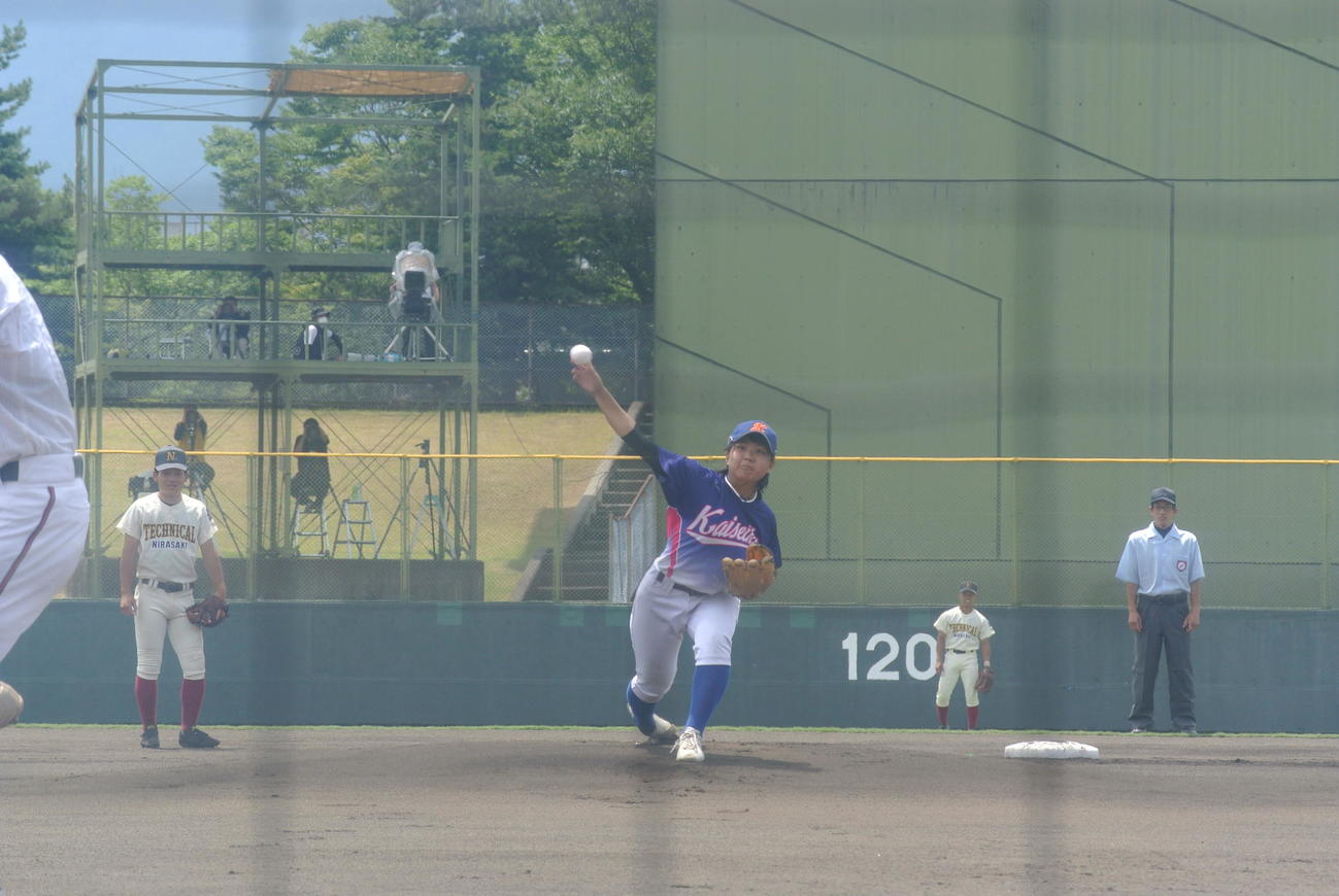 始球式を行った甲斐清和の主将土屋笑夢（えむ＝1年）