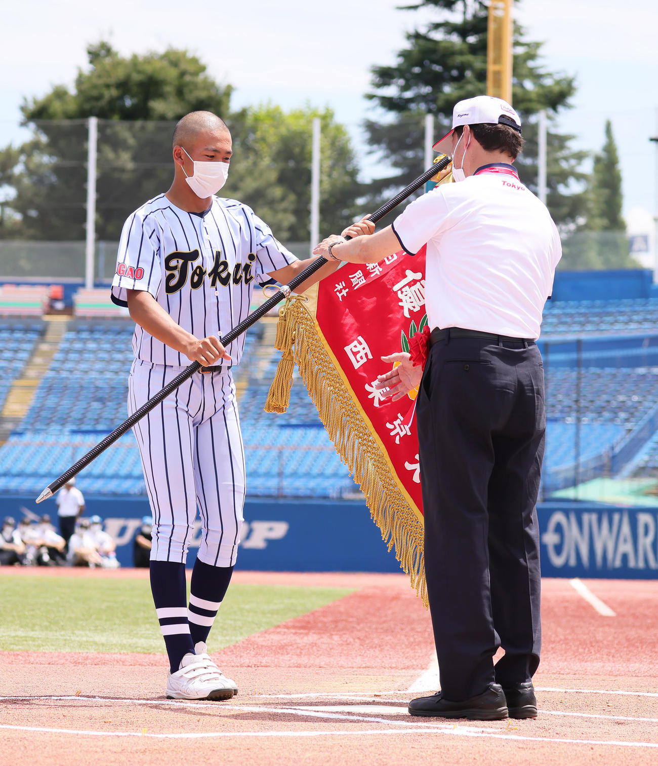 開会式で優勝旗を返還する東海大菅生・小池（撮影・足立雅史）
