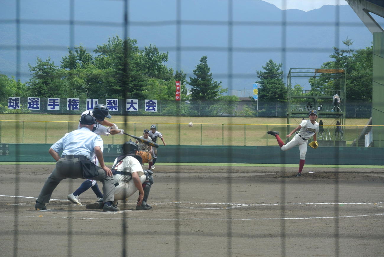7回1死二、三塁で日本航空の八本剛流外野手（3年）は韮崎工の2番手輿石竜成投手（3年）から右中間へ2点タイムリー二塁打を放つ