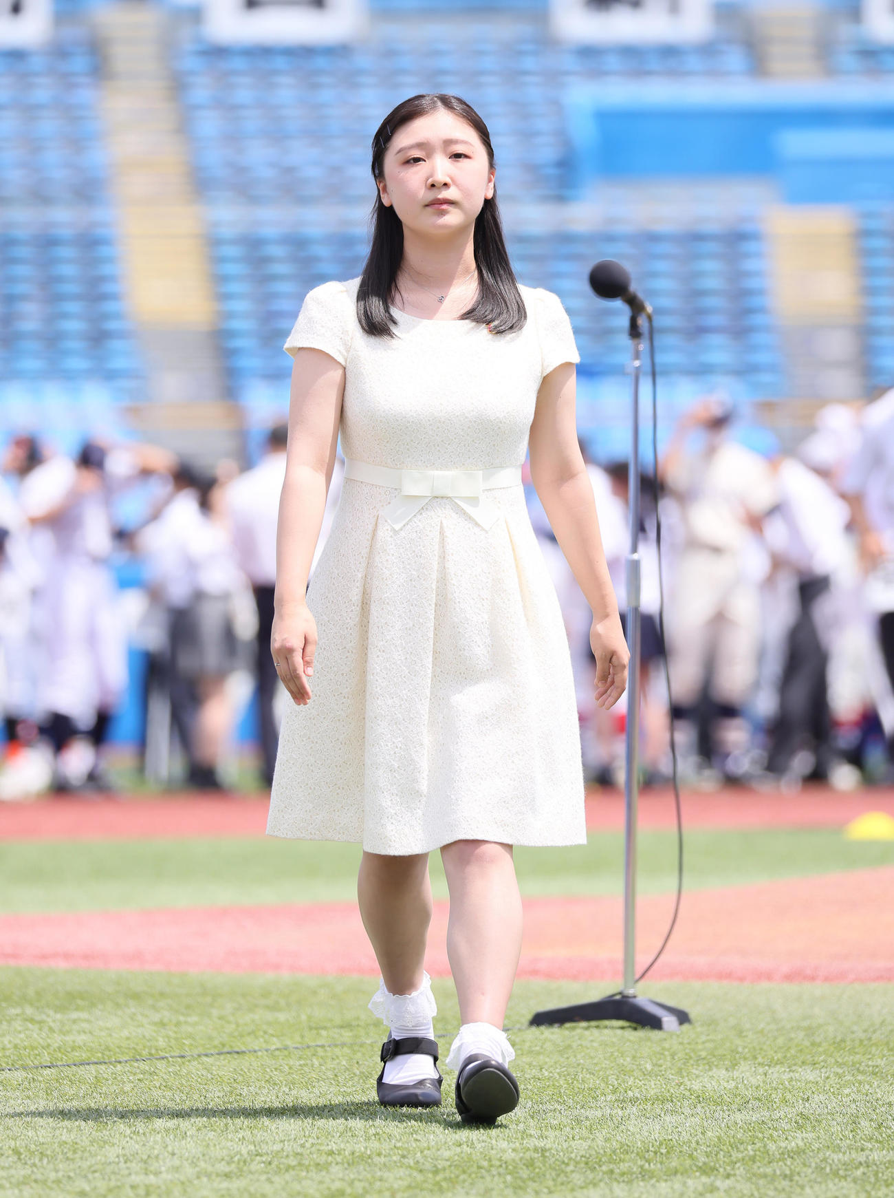 開会式で君が代独唱を行った国立音楽大付の小沢花音さん（撮影・足立雅史）