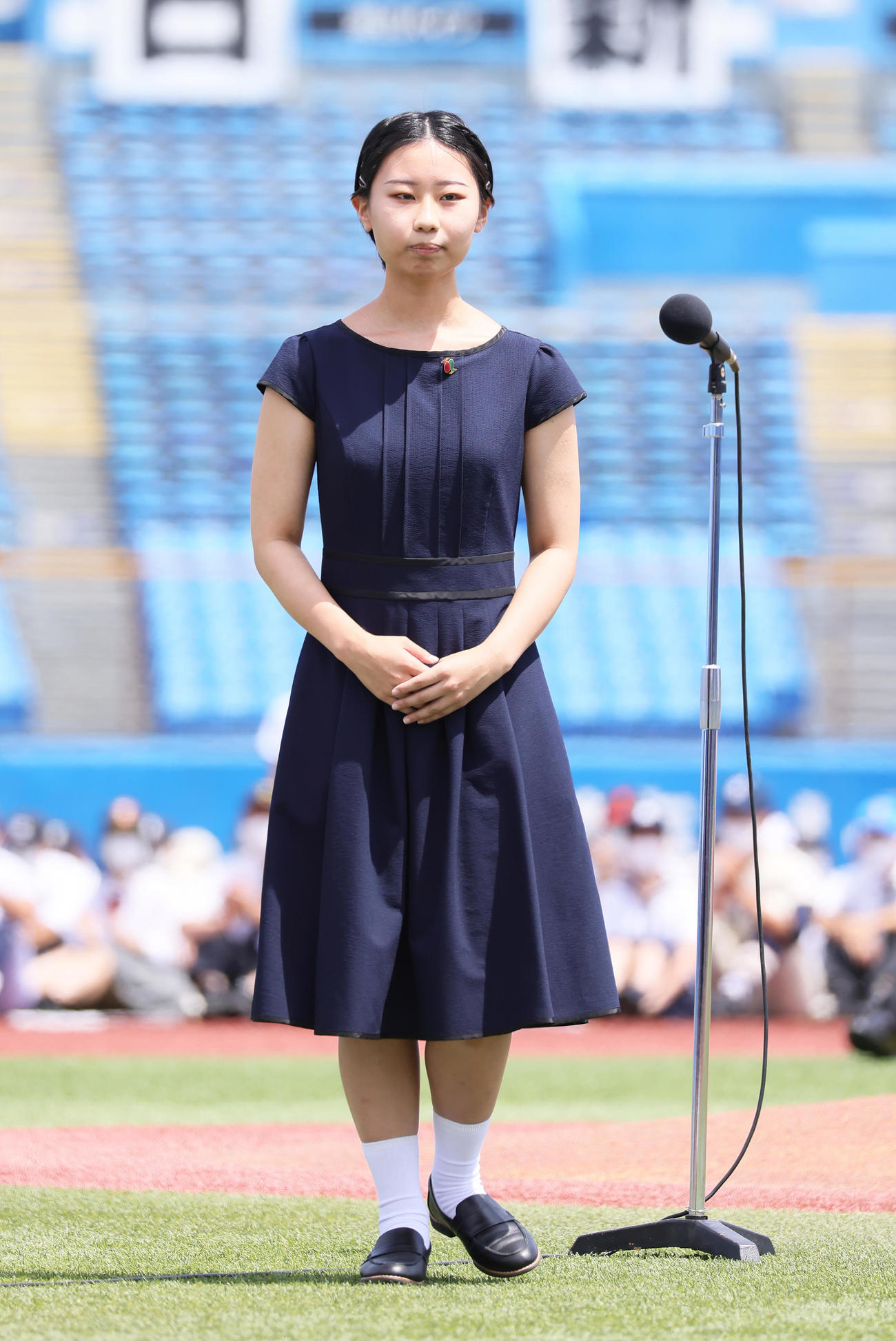 開会式で大会歌「栄冠は君に輝く」を独唱した国立音楽大付の津田茜さん（撮影・足立雅史）