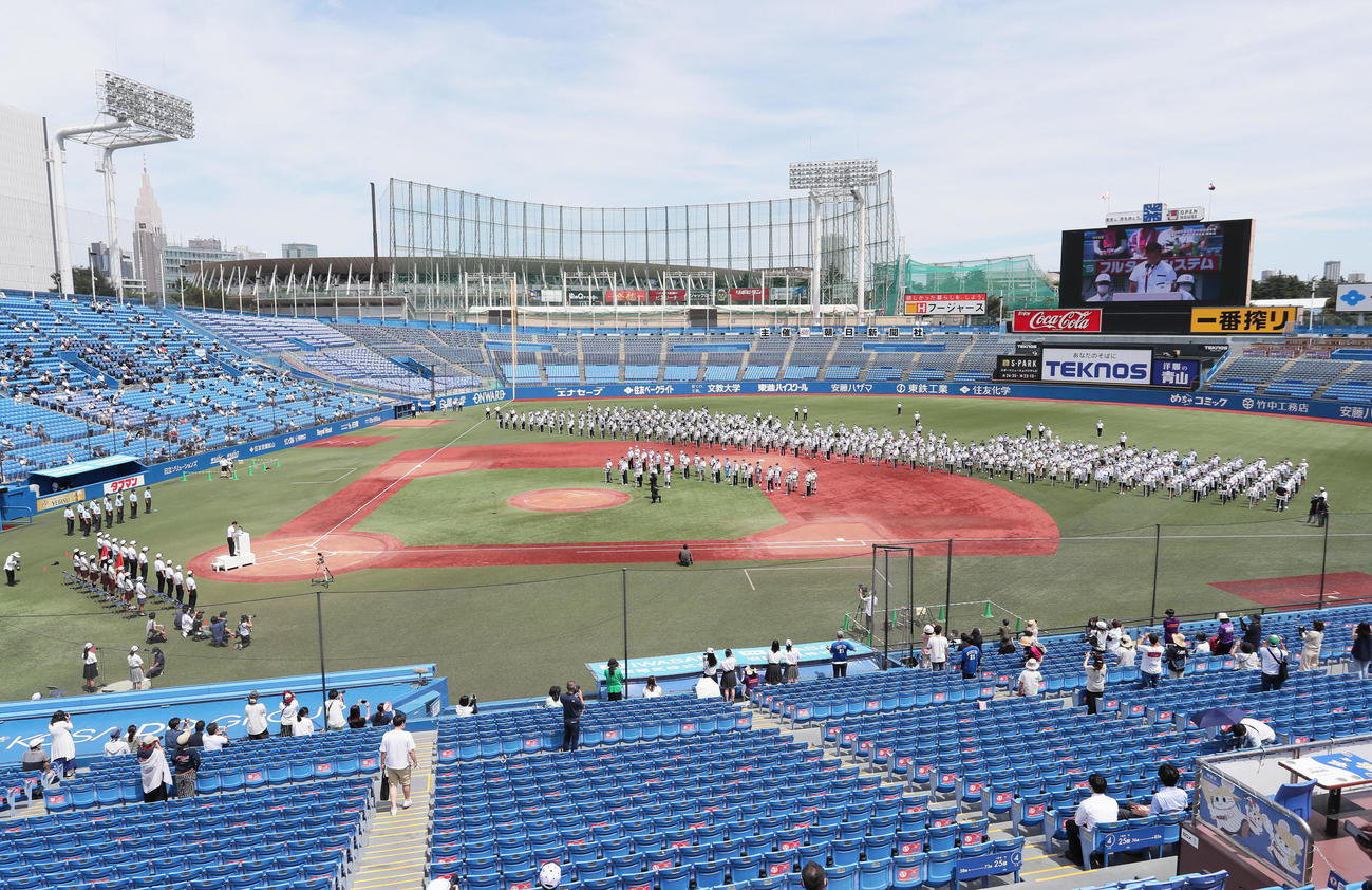 東・西東京大会開会式が行われた神宮球場（撮影・足立雅史）