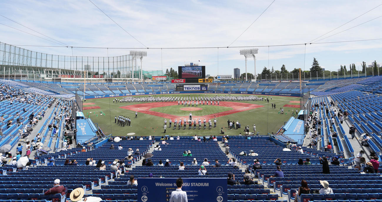 東・西東京大会開会式が行われた神宮球場（撮影・足立雅史）