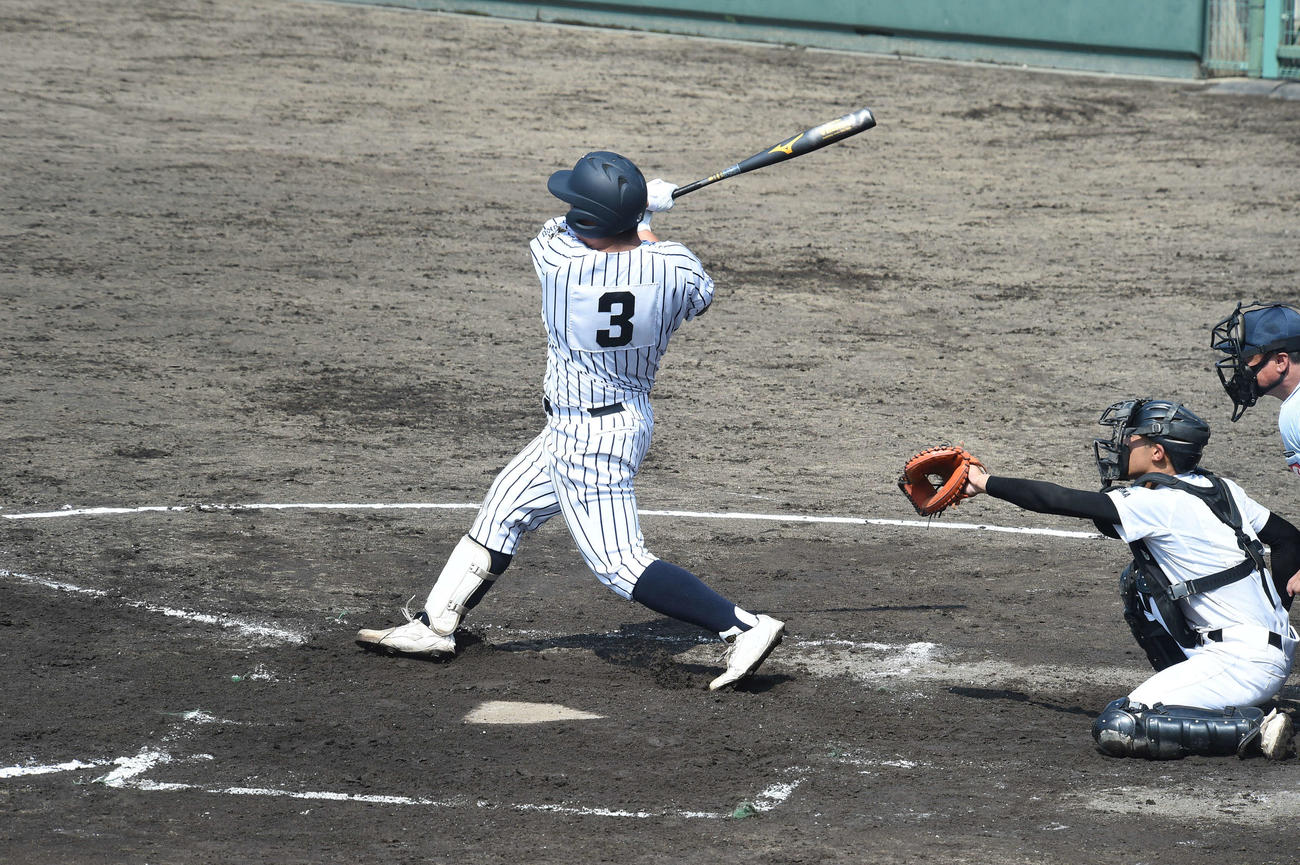 3回2死から右翼へ特大の1発を放つ九州国際大付・佐倉侠史朗内野手（2年）