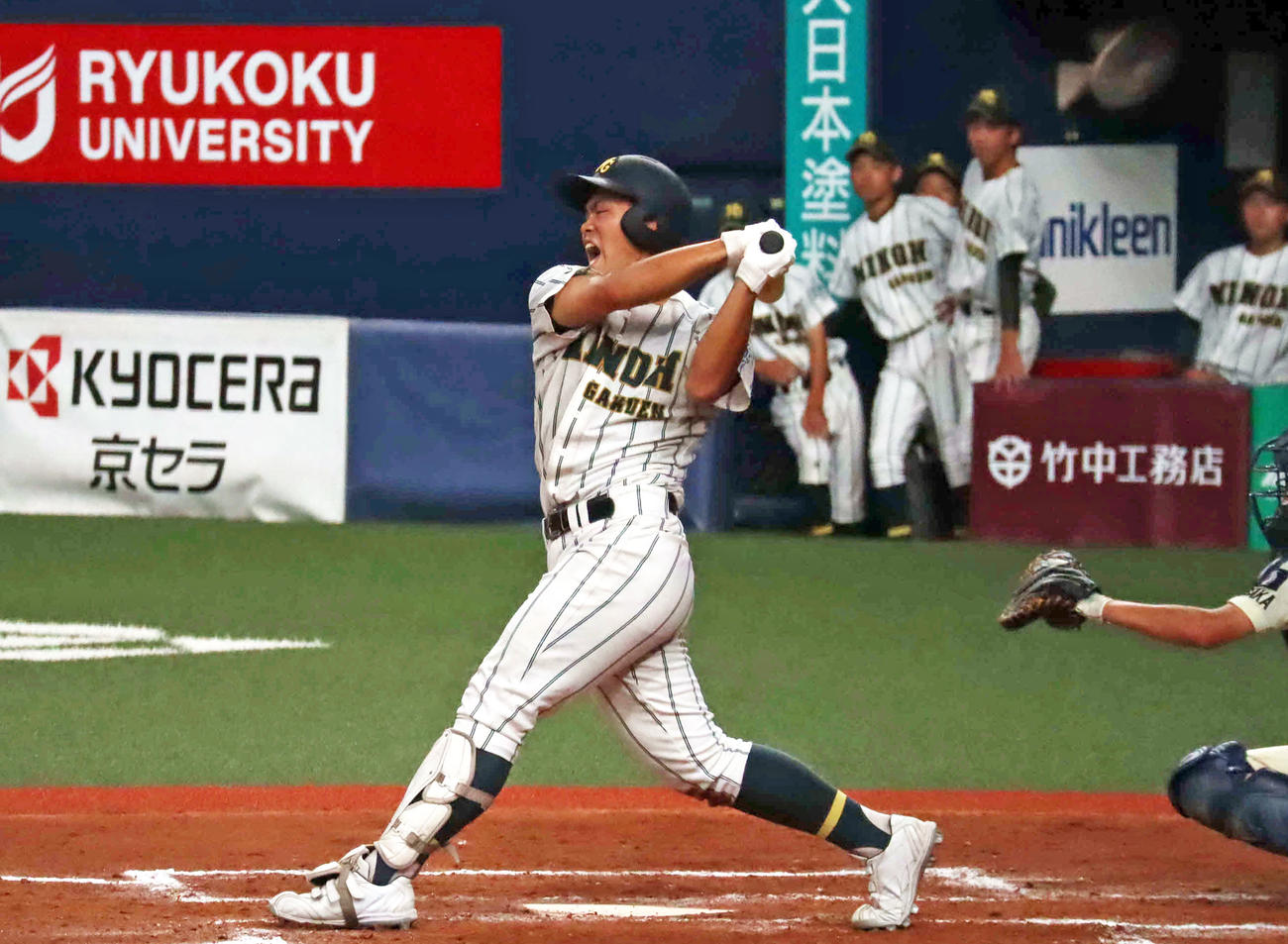 豪快にバットを振る箕面学園・原口翔主将（撮影・平井稀花）