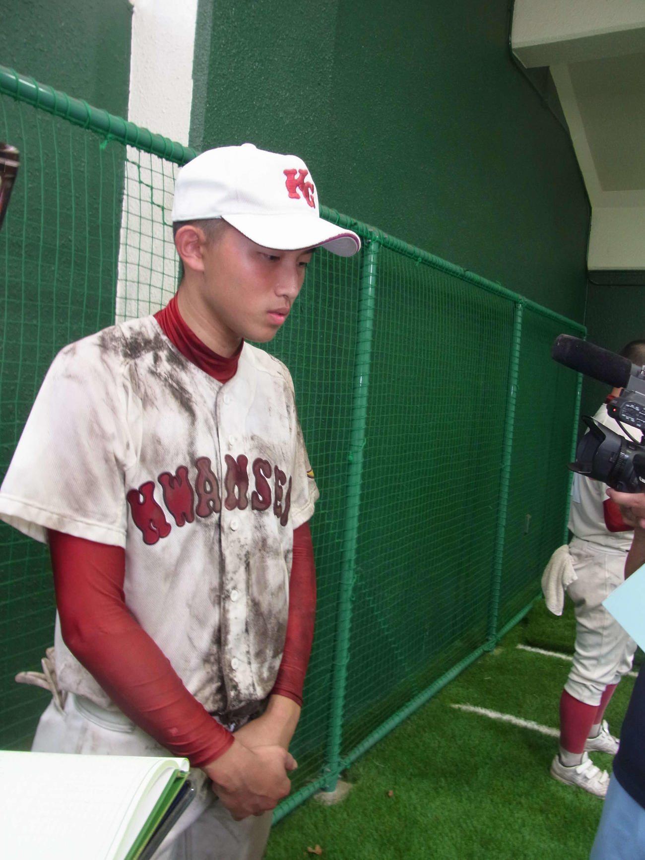 高校野球の3年間を振り返る関西学院・新井（撮影・堀まどか）