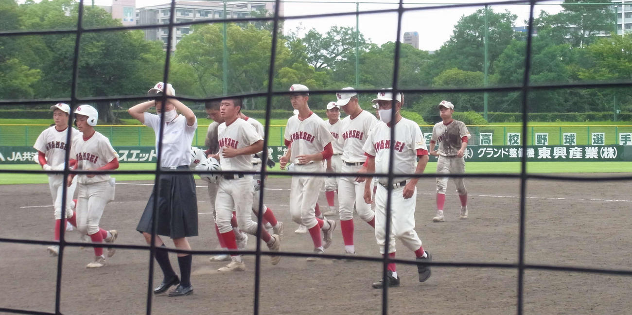 初戦で敗れ、グラウンドを引き揚げる関西学院・広岡監督（右から2人目）とナイン（撮影・堀まどか）