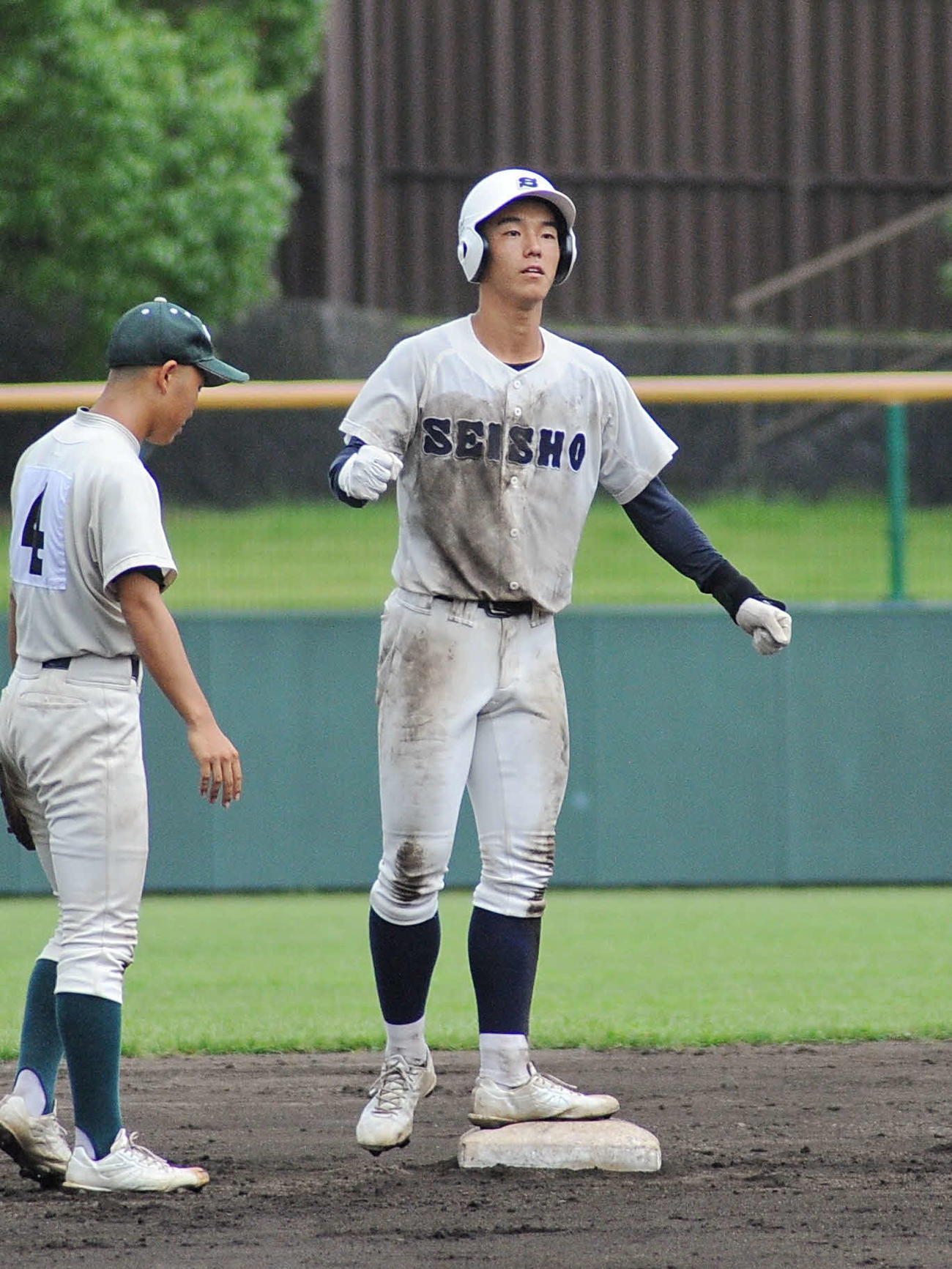 6回表1死一塁、左翼線へ二塁打を放った静岡商の鈴木