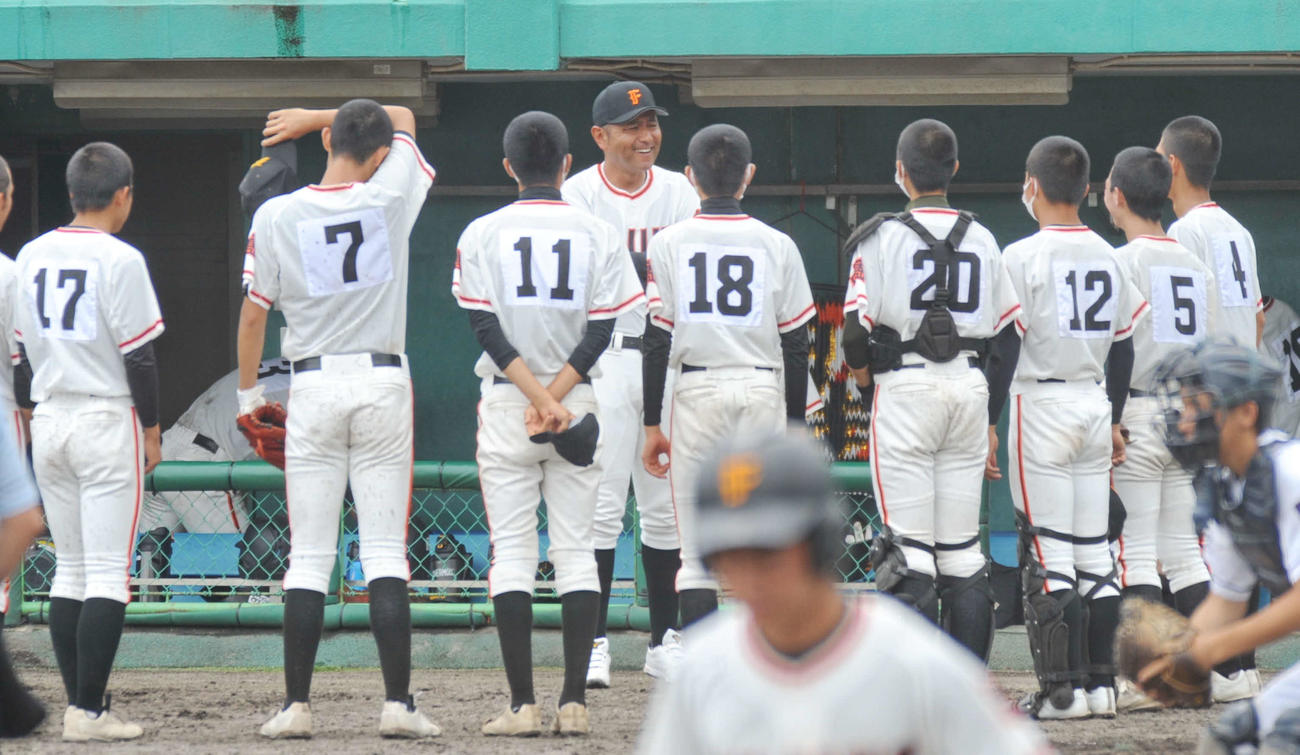 選手たちに指示を送る富士の稲木監督（中央奥）