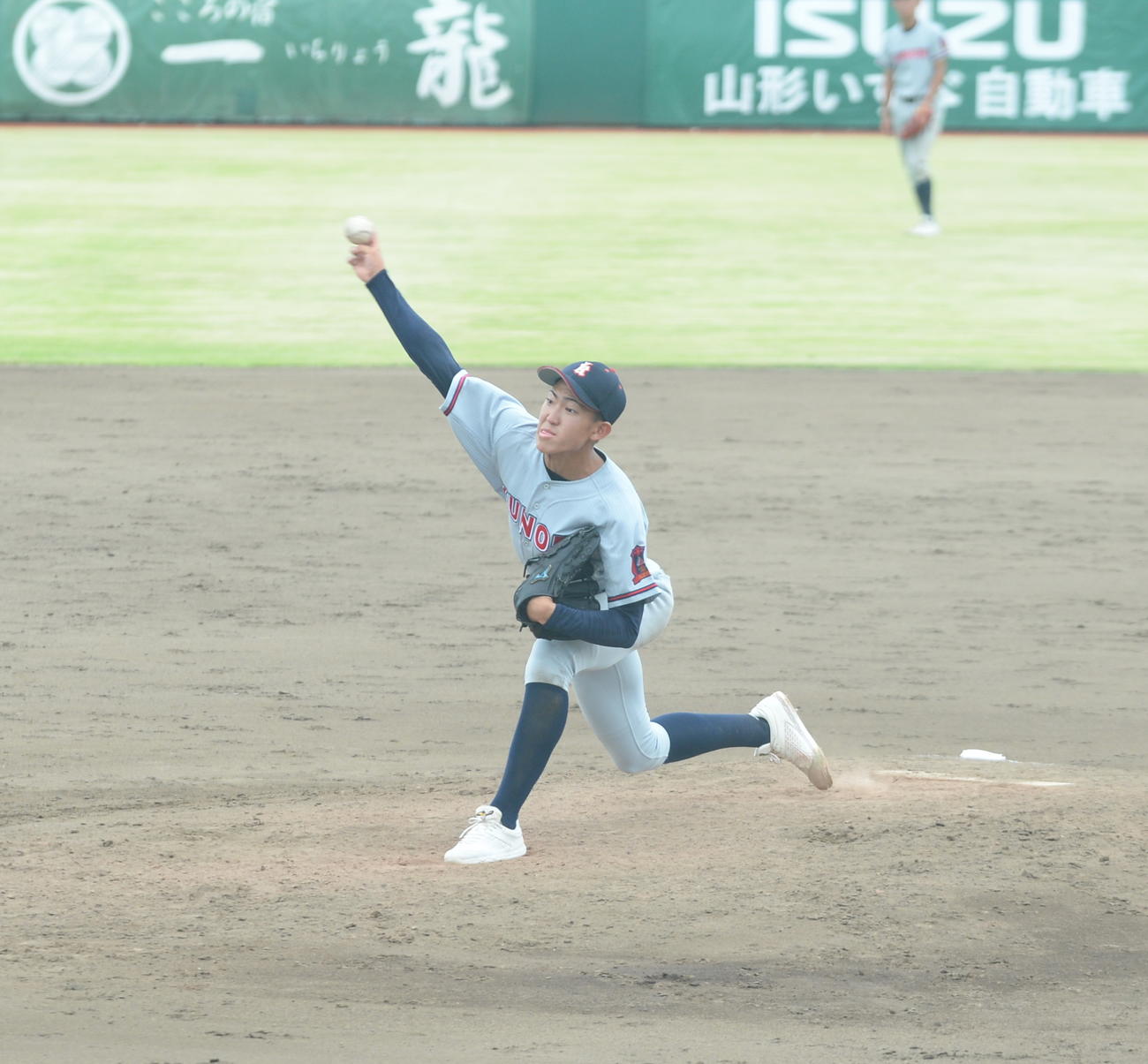 九里学園対山形東　3回無死一、二塁から好救援を見せた九里学園・曽我（撮影・濱本神威）