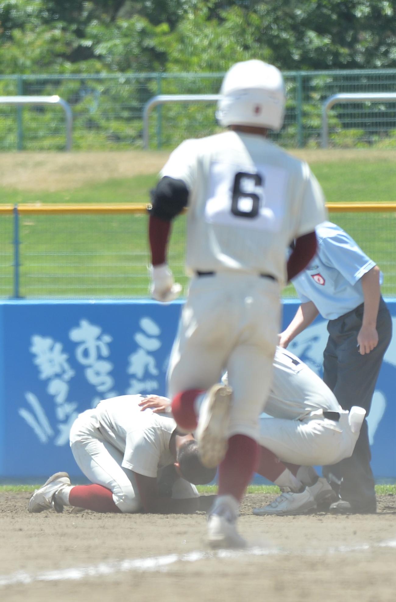 最後の打者となり、その場で泣き崩れる秋田商・佐々木洸（左奥）（撮影・佐藤究）