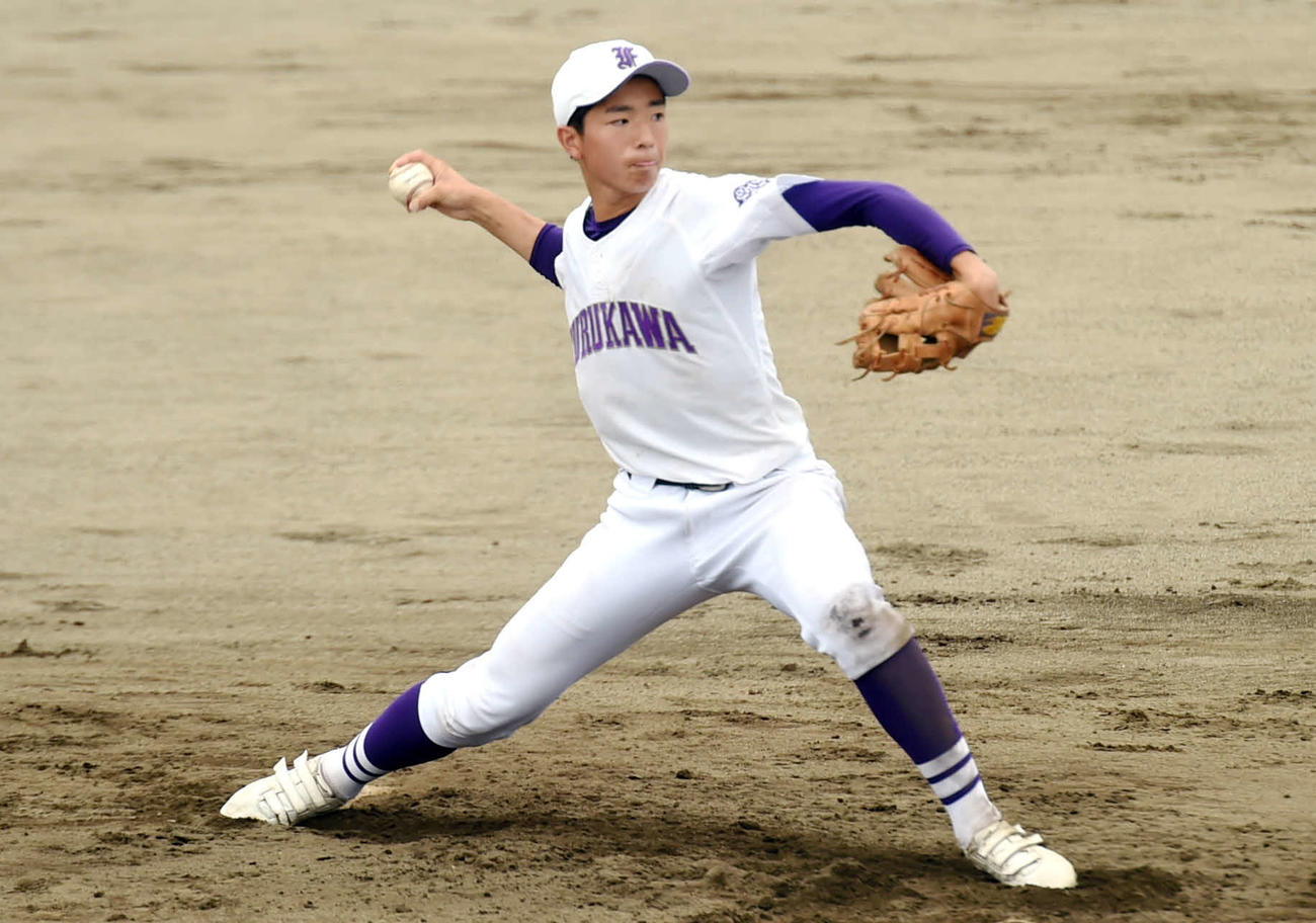 古川対鹿島台商　力投する古川・上村（撮影・相沢孔志）