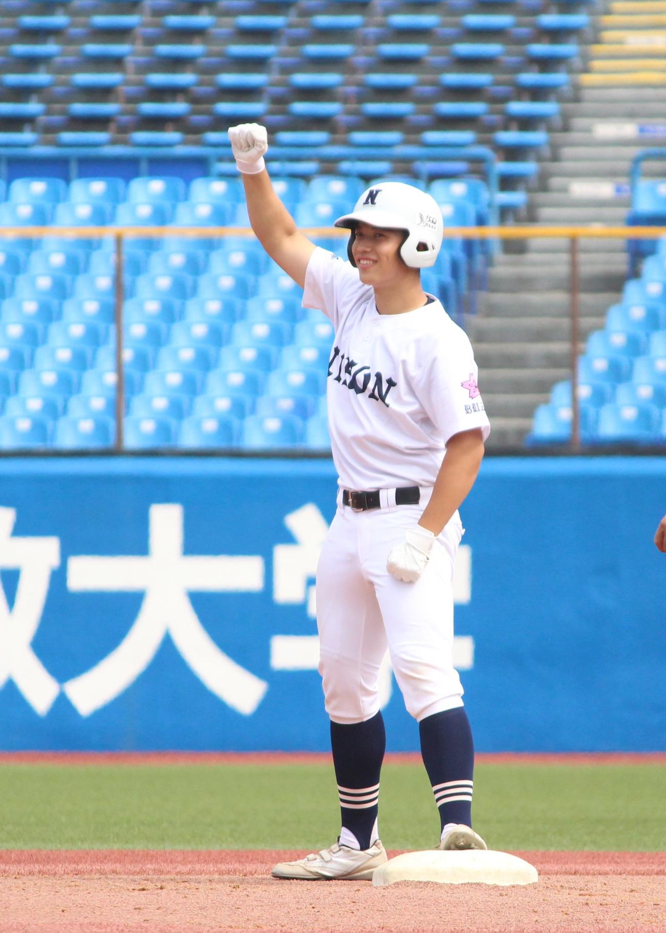 日大豊山対青山学院　2回表日大豊山1死一、二塁、フェンス直撃の二塁打を放ちガッツポーズの狩野（撮影・保坂恭子）
