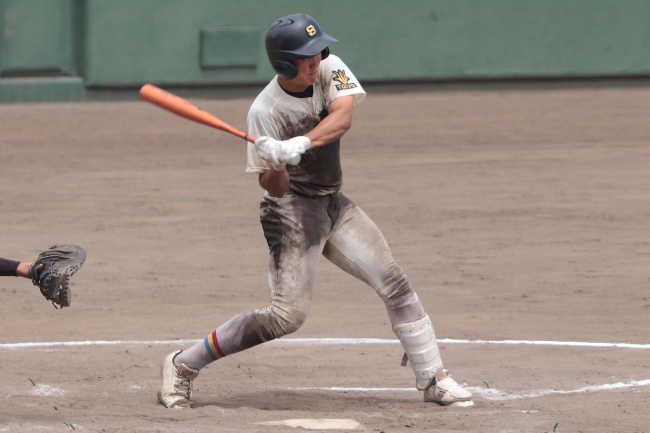 日野対創価　8回裏創価2死三塁、同点に追いつく中越え適時三塁打を放つ主将の小原内野手（撮影・藤塚大輔）