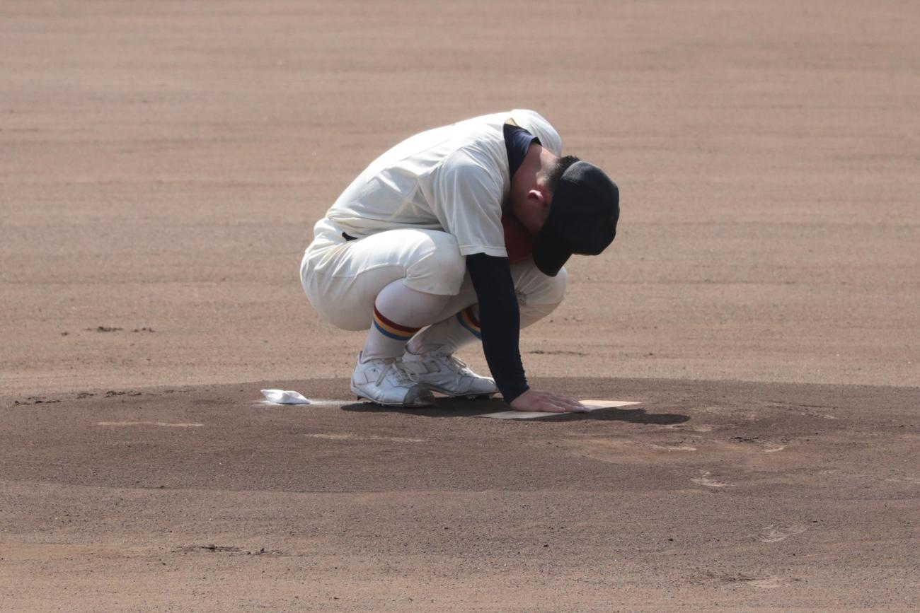日野対創価　1回表前にピッチャープレートに右手を置く創価・杉江投手（撮影・藤塚大輔）