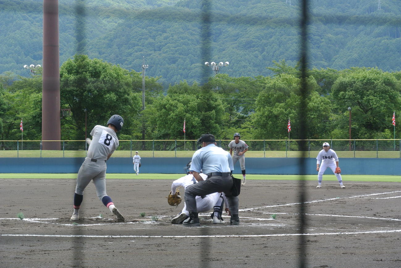 佐久長聖は箕輪進修との1回裏無死満塁、主将で4番の寺尾拳聖外野手（3年）がセンターへの大飛球を放ち先制点を挙げる