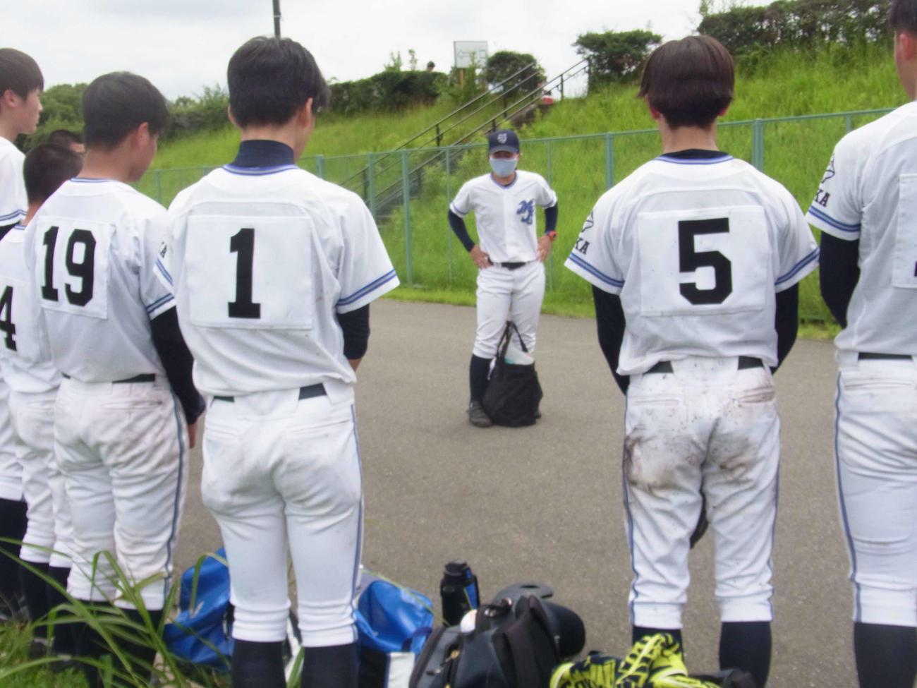試合後、選手たちとミーティングを行う箕面自由学園・山田監督（奥）（撮影・堀まどか）