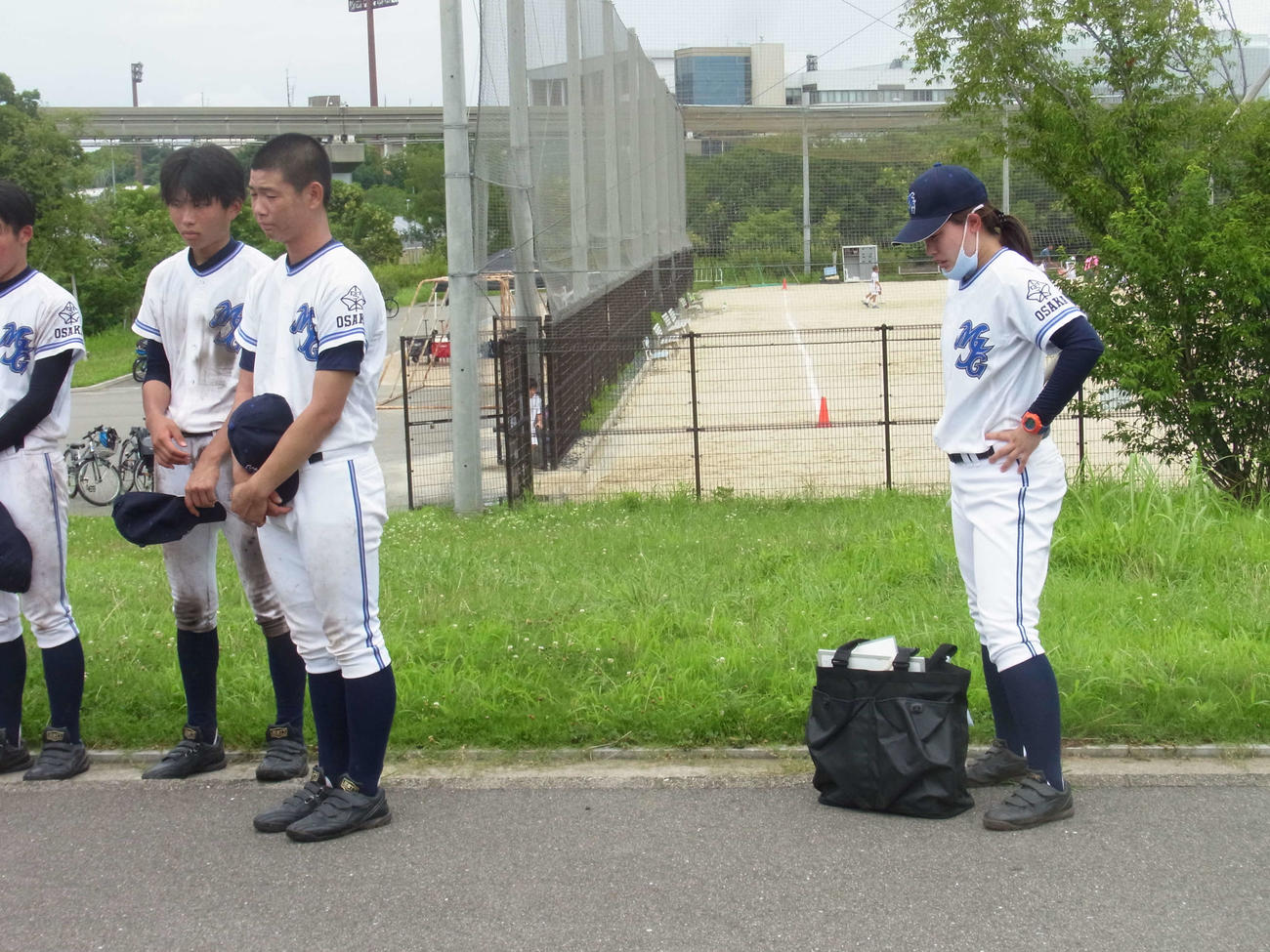 初戦で山田に敗れ、3年生のあいさつを聞きながら肩を落とす箕面自由学園・山田監督（撮影・堀まどか）