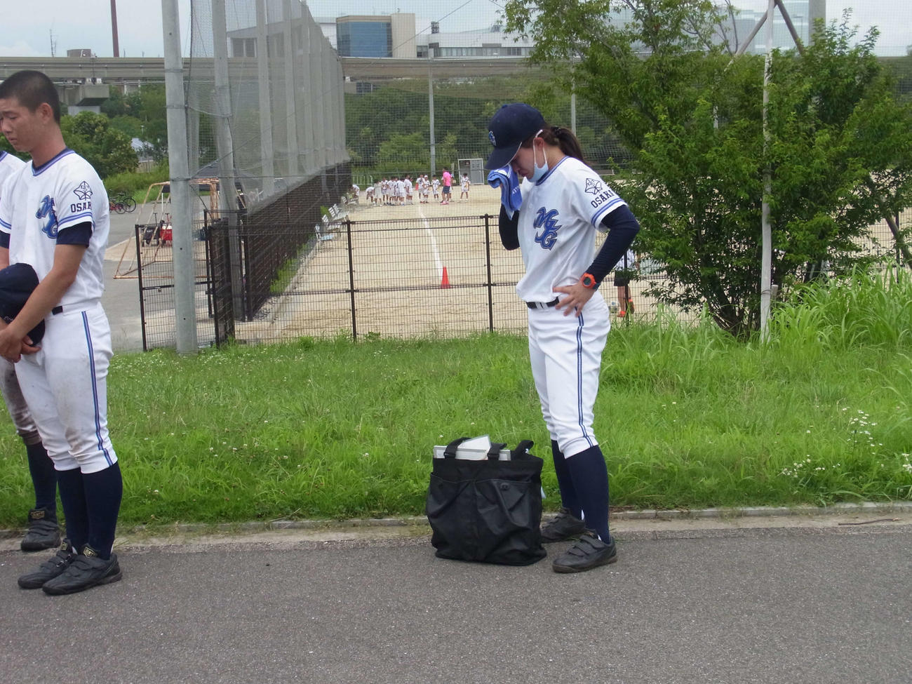 初戦で山田に敗れ、3年生のあいさつを聞きながら涙をぬぐう箕面自由学園・山田監督（撮影・堀まどか）