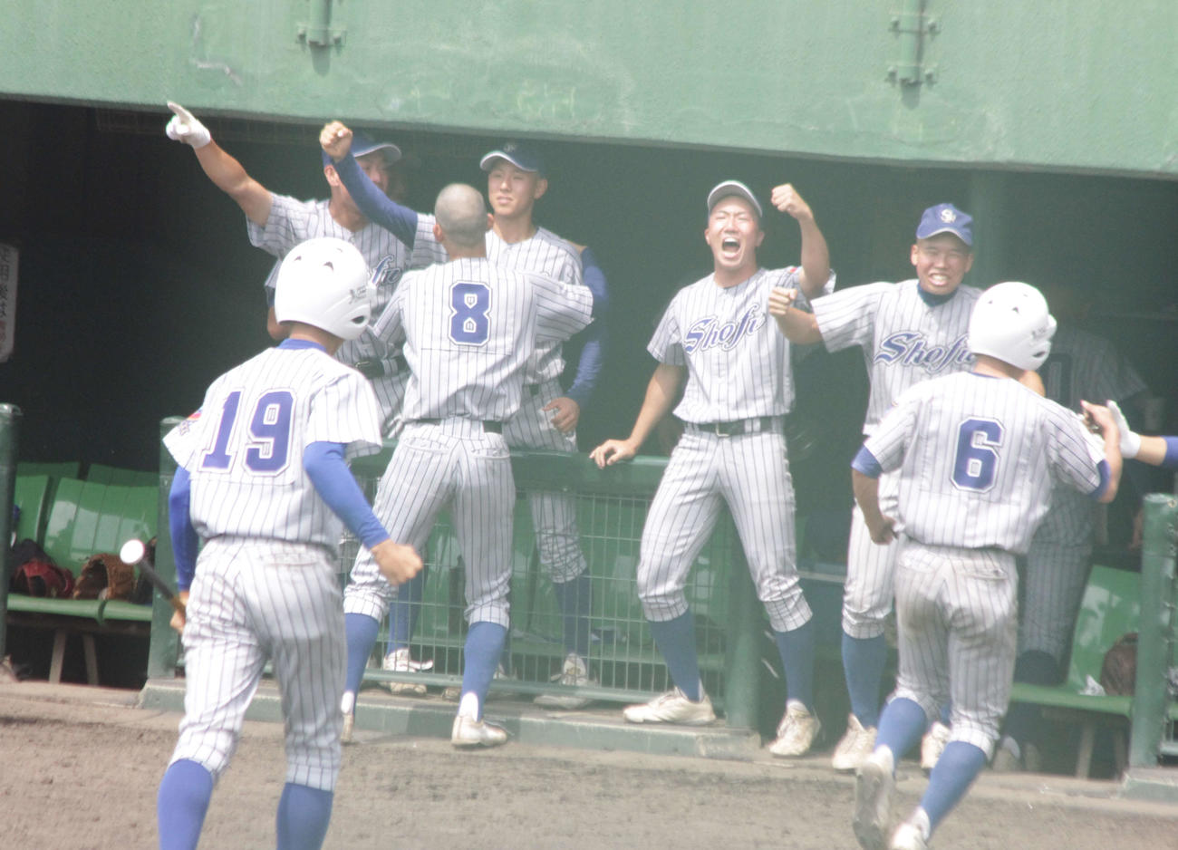 5回、逆転に成功してガッツポーズする須磨翔風ナイン