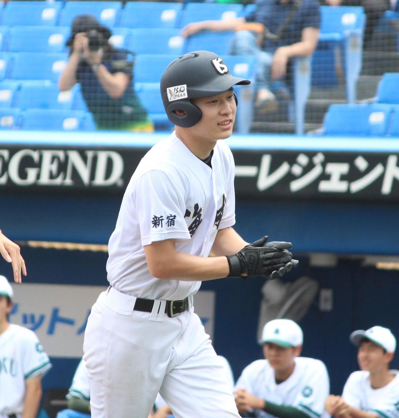 生還し手を叩きながらベンチに戻る海城・小池泰生（撮影・保坂恭子）